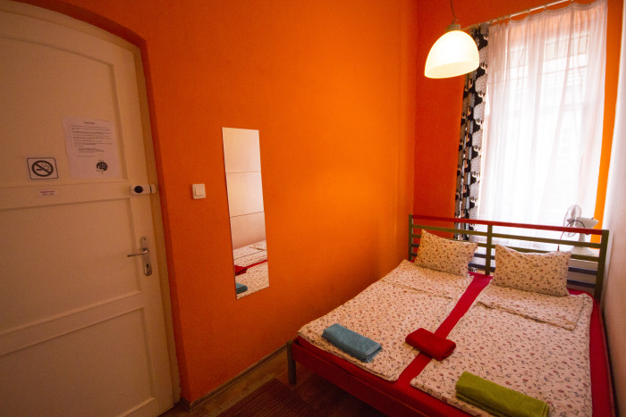 Private room with double bed - Basic Double Room Shared Bathroom